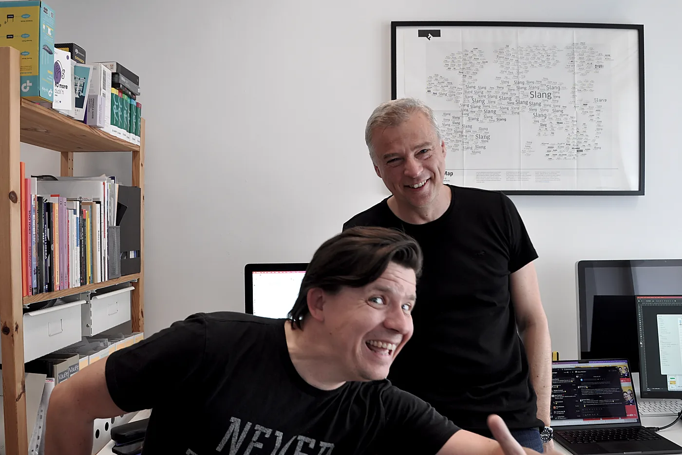 Damian Mikoda i Adam Jazowiecki w pracowni, w dobrym humorze