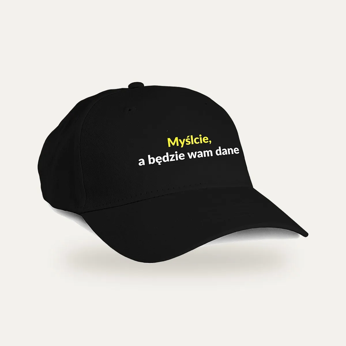 Czarna czapka z daszkiem z napisem „Myślcie, a będzie wam dane”